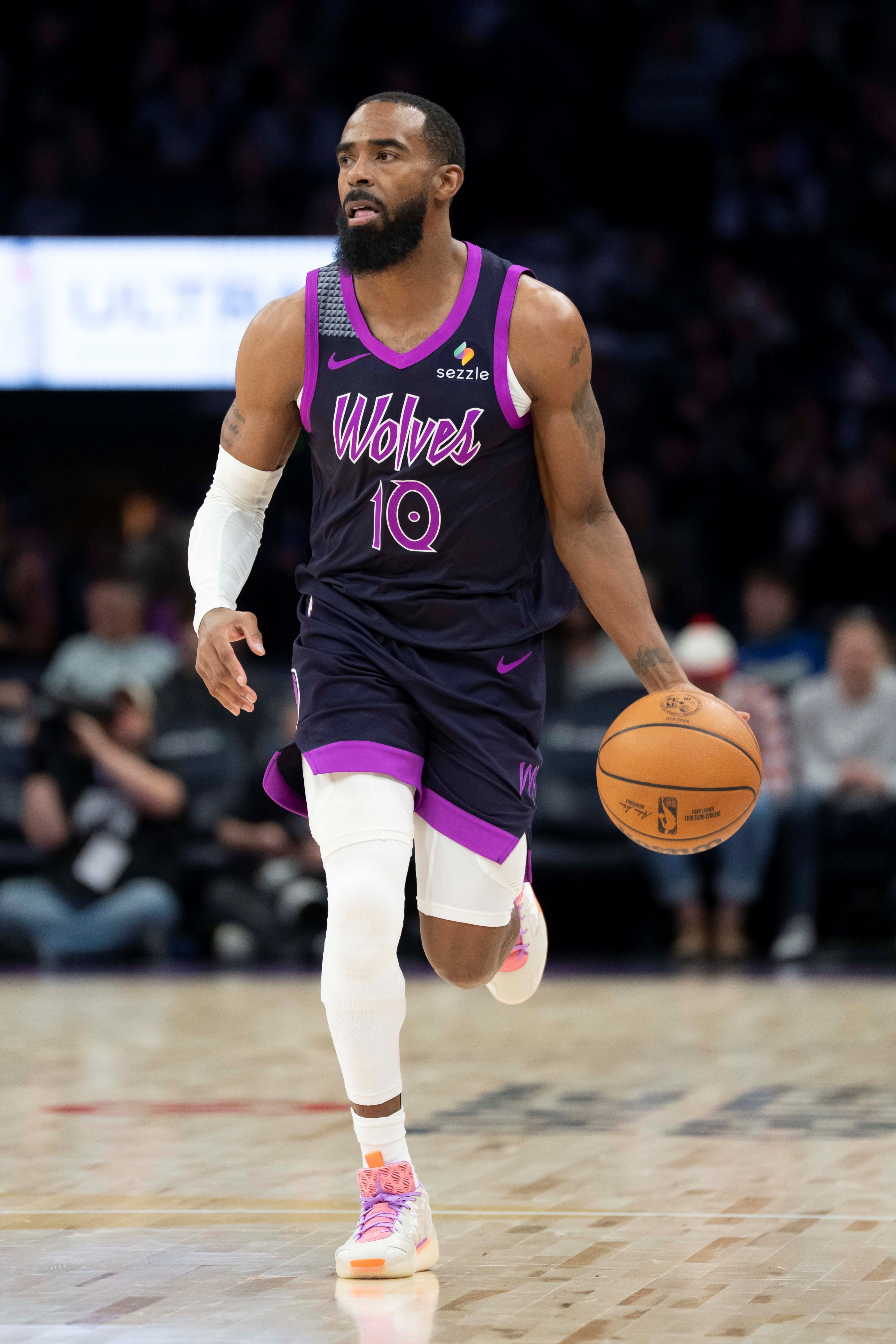 开云官网-谁需要控卫？👀黄蜂官宣裁掉38岁老将康利 球员连续被交易两次