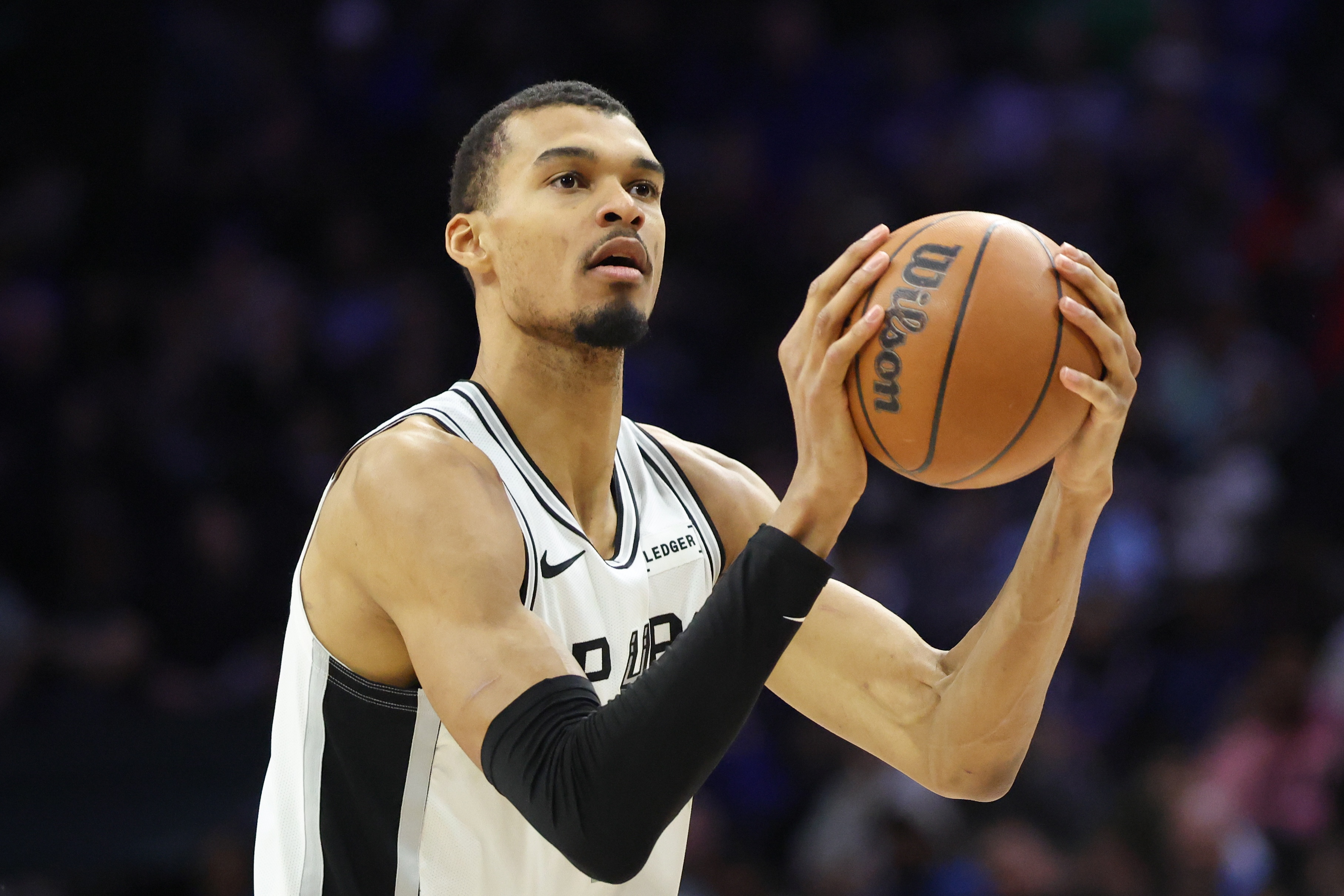 开云官网-无所不能！文班拿球单打申京 转身后仰跳投打板命中