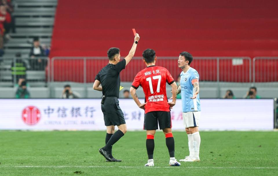 开云服务-肘击致蓉城外援缝15针！37岁前国脚因严重犯规遭追罚 禁2场+罚1万